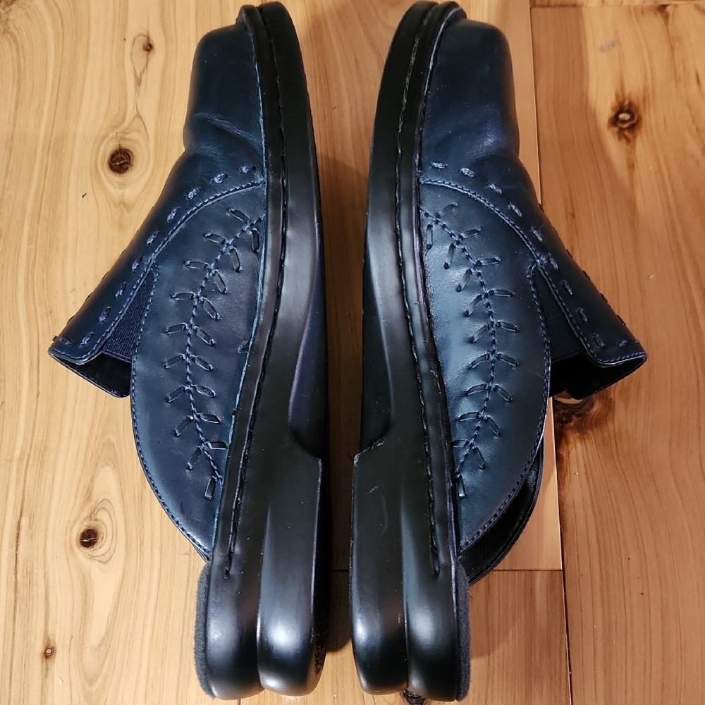 Clarks Women's Leather Slip-On Clogs in Navy Blue - Picture 4 of 7